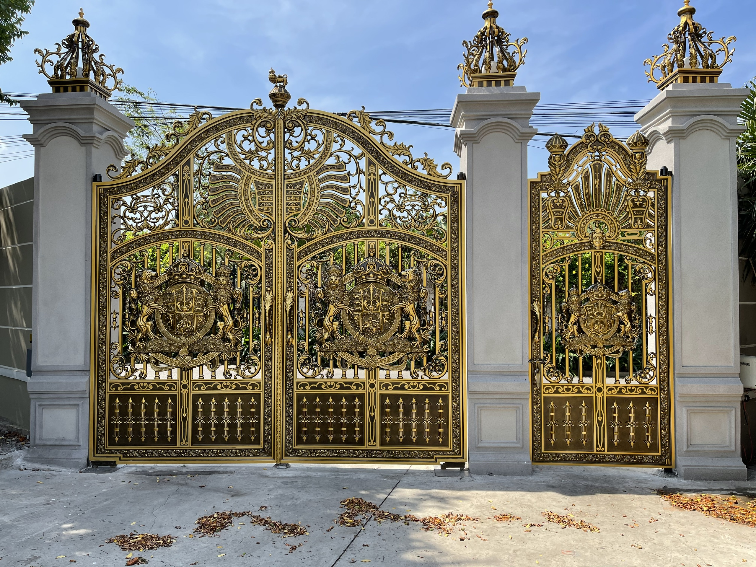 Cổng nhôm đúc hoa văn